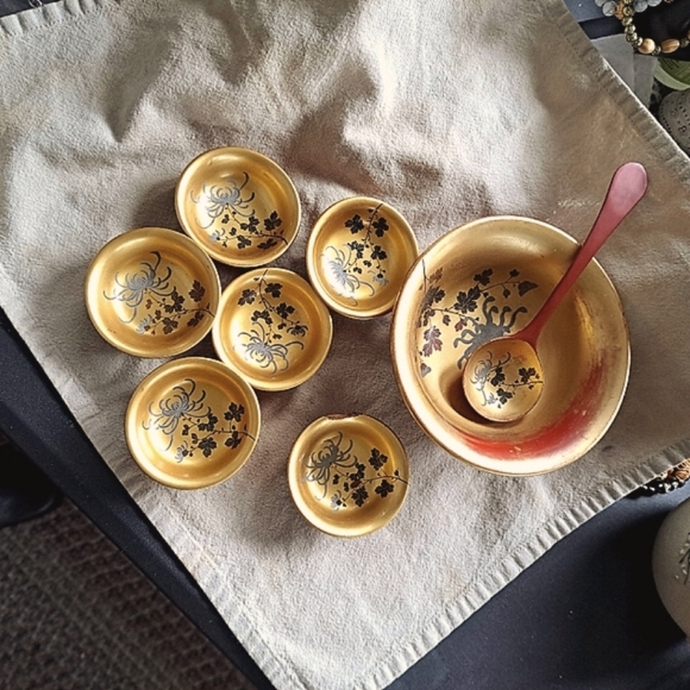 Relisted!  Japan Lacquered Wood  bowl with 6 dipping bowls. Hand painted.